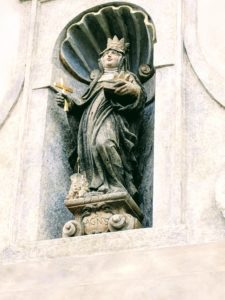 Little statue of Saint Agnes in the doorframe of the monastery gate
